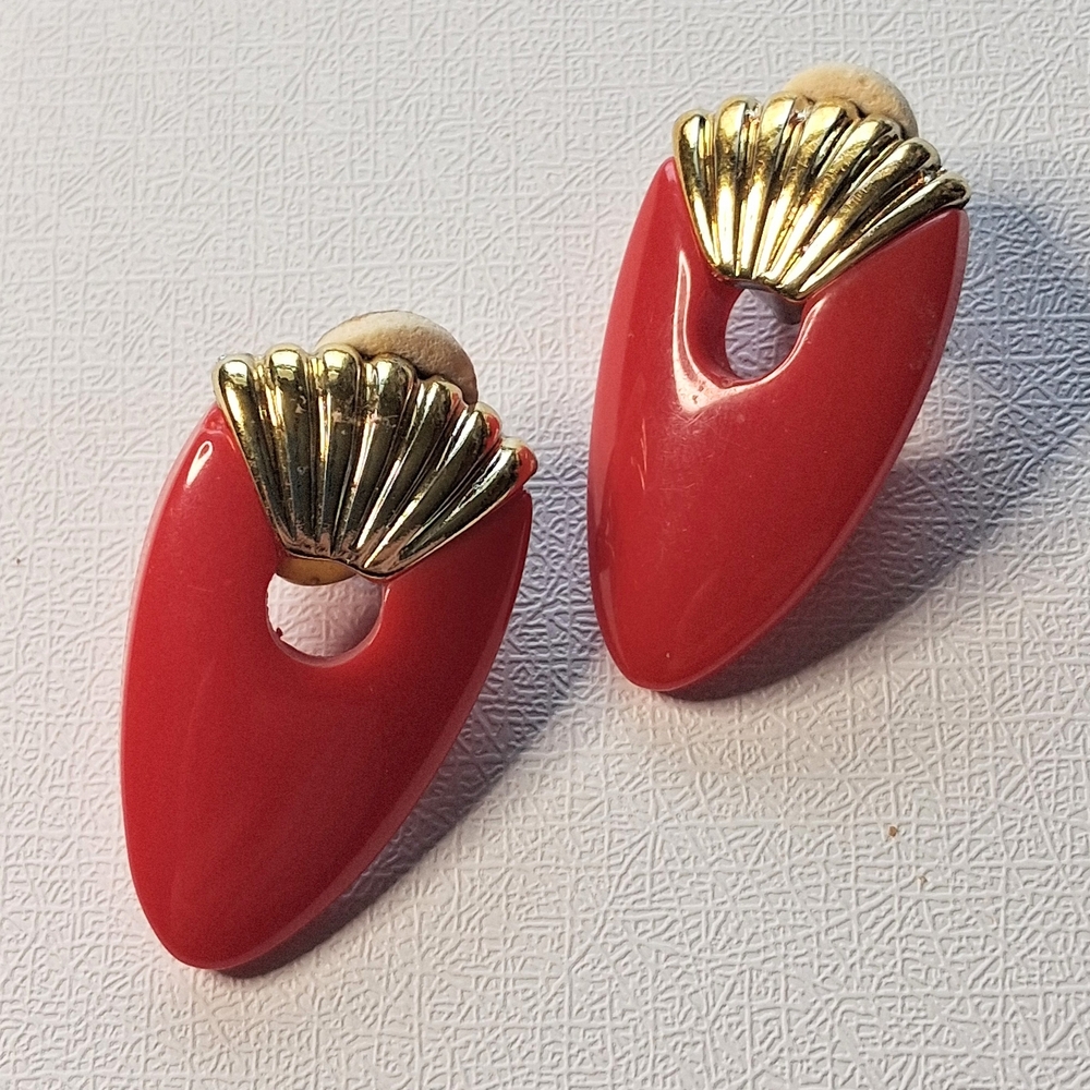 Red Lucite Clip On Earrings Gold Tone Shell Retro Statement Vintage 1980s